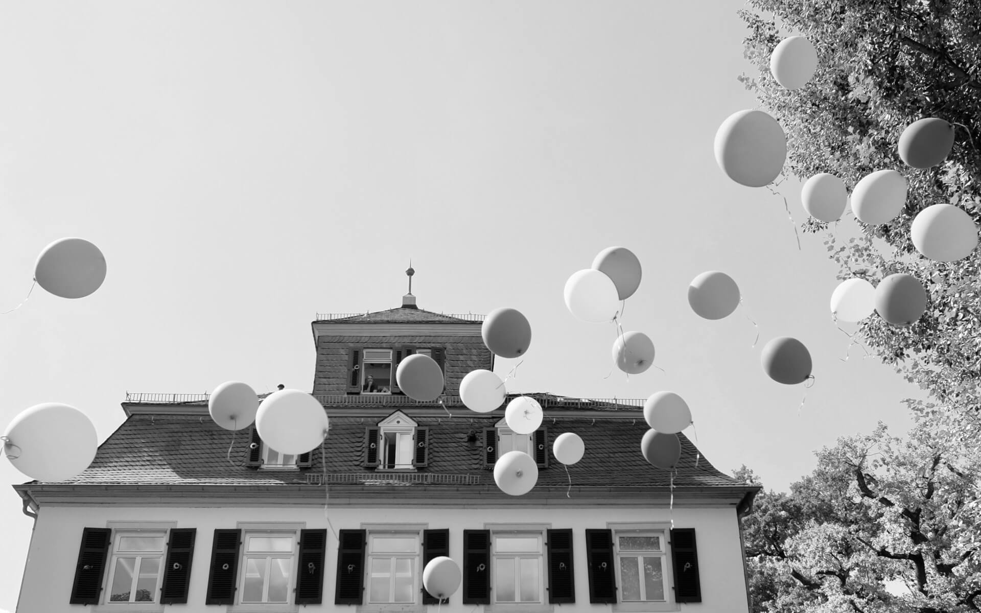 Viele Luftballons beim Sommerkinderfest am Holzhausenschlösschen
