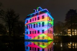 Postkarte 3 / Motiv: Lichtkunstprojekt am Holzhausenschlösschen, Foto: Daniela und Pascal Kulcsar